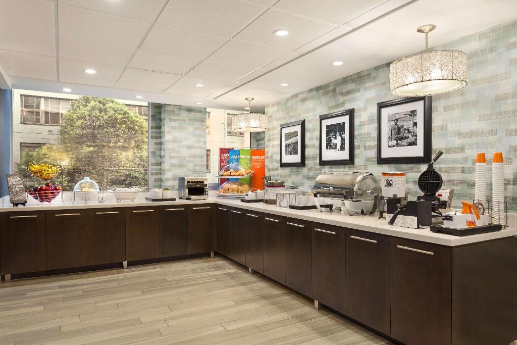 HAMPTON INN AND SUITES BY HILTON, DOWNTOWN VANCOUVER