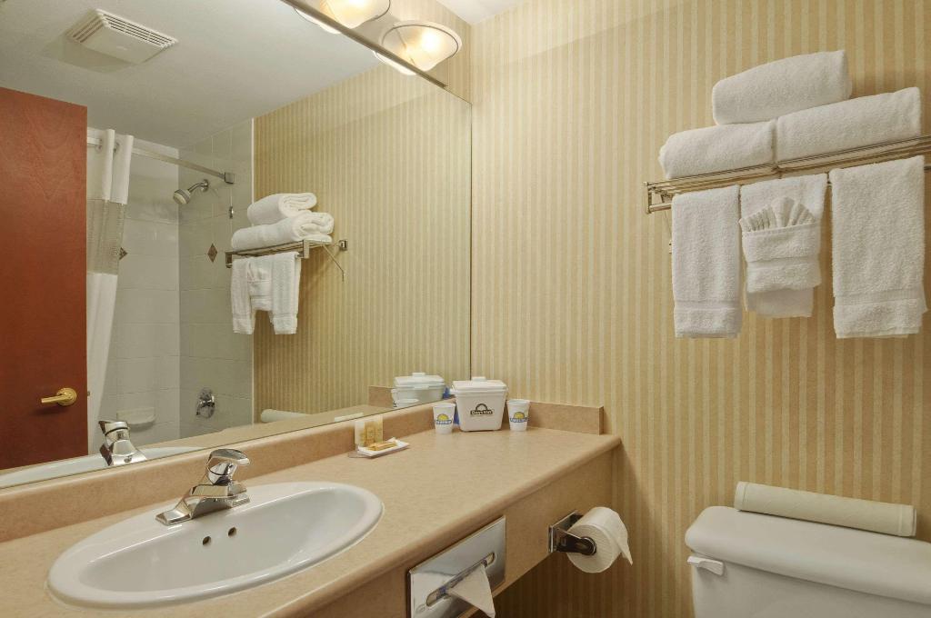 DAYS INN BY WYNDHAM VANCOUVER AIRPORT