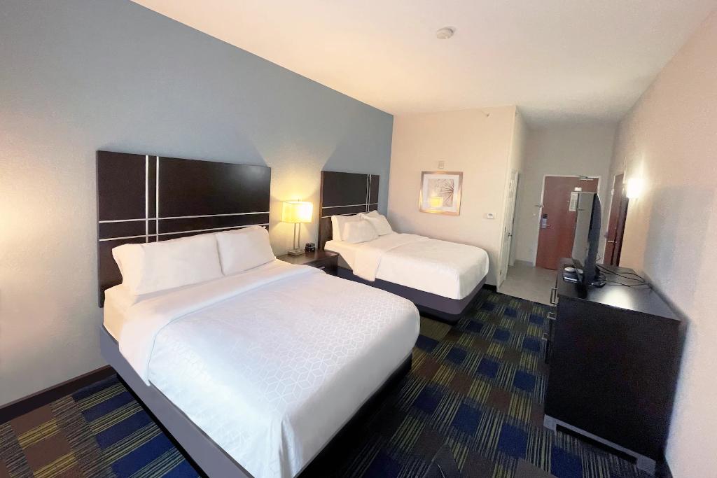 HOLIDAY INN EXPRESS HOTEL AND SUITES ANKENY-DES MOINES