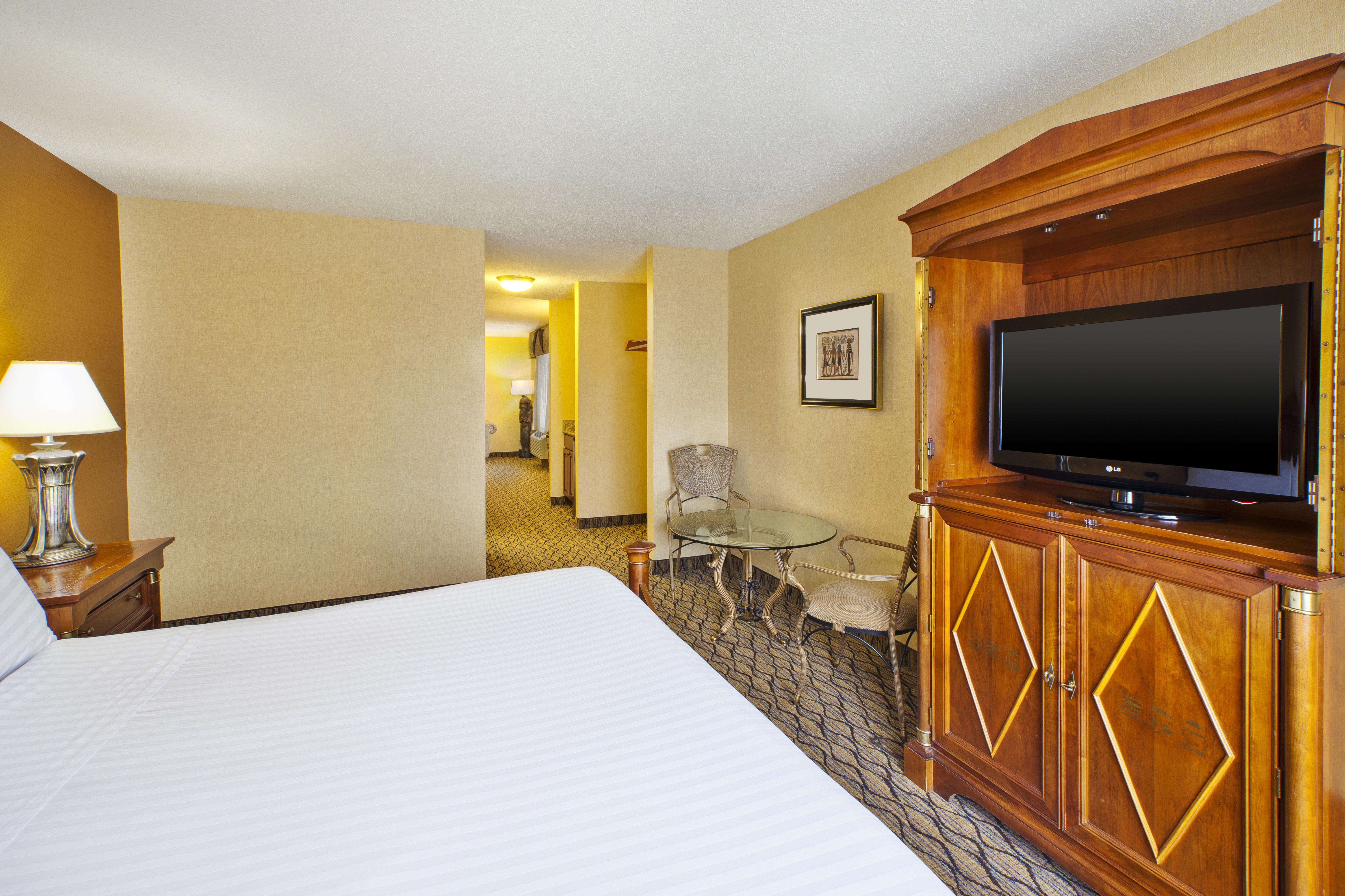 HOLIDAY INN EXPRESS & SUITES B