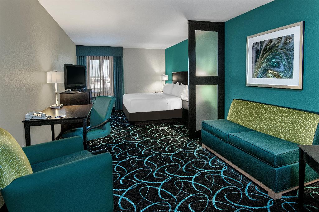 HOLIDAY INN EXPRESS HOTEL AND SUITES FORT
