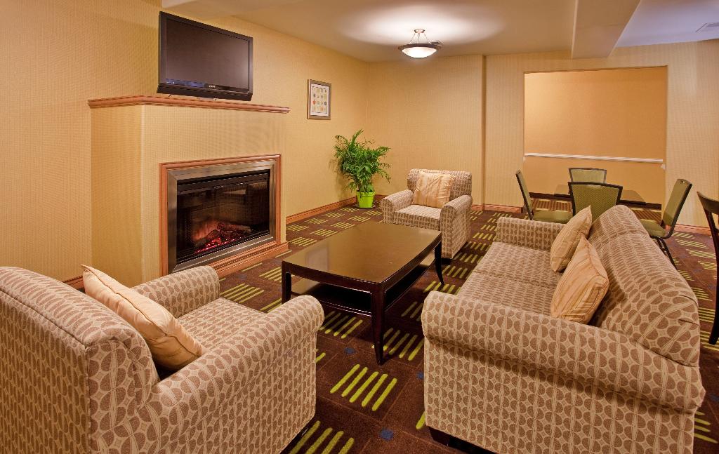 Holiday Inn Express Hotel & Suites Kansas City Spo