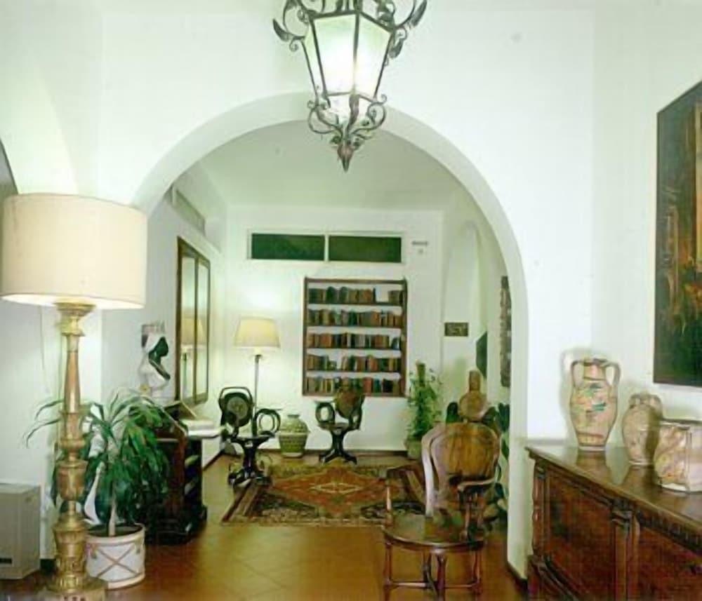 HOTEL VILLA SIRINA